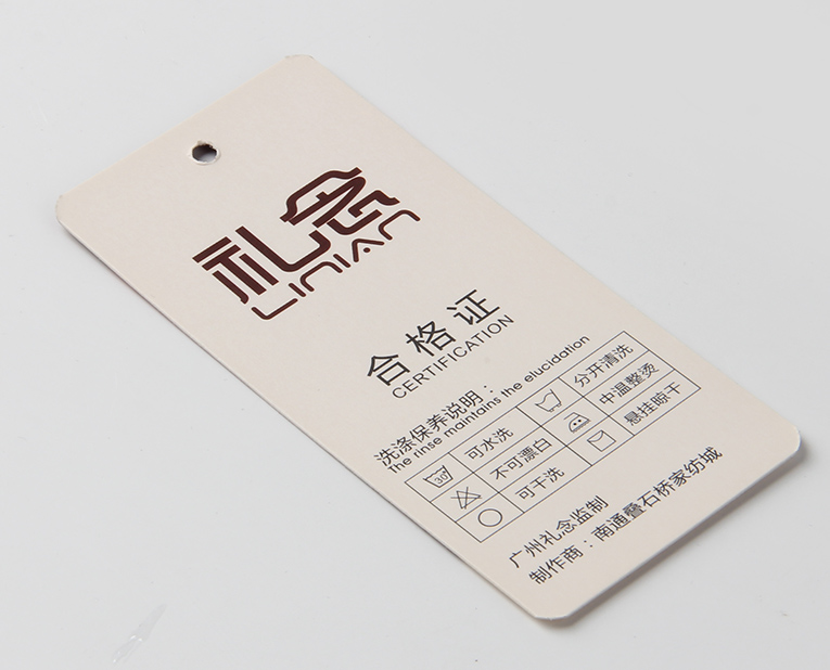 衣服吊牌在定做時出幺蛾子，制造商這樣做不懼怕劃痕